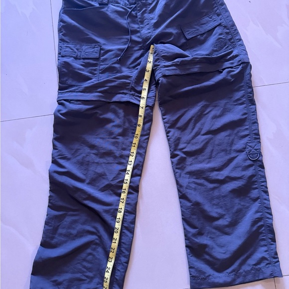 The North Face Women Cargo Buckle Pant Short Court zipper Pockets  Gray size 8 - Picture 16 of 16